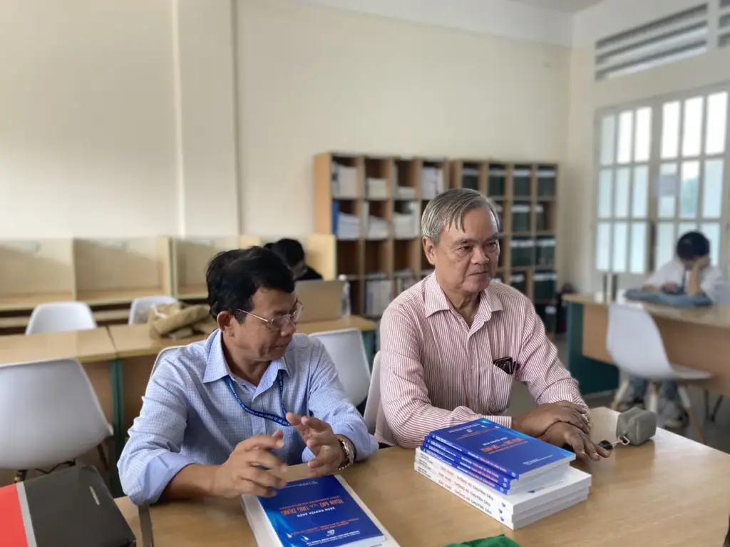 Tiếp nhận sách tặng từ TS Dương Tôn Đảm