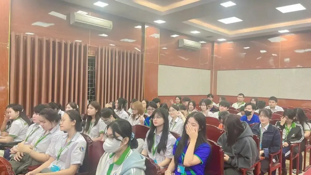 Khoa Khí tượng Thủy văn và Tài nguyên nước chào đón Tân sinh viên Khóa 14 trong dịp kỷ niệm 80 năm truyền thống ngành Khí tượng Thủy Văn Việt Nam