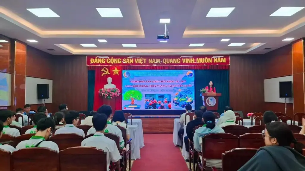 Khoa Khí tượng Thủy văn và Tài nguyên nước chào đón Tân sinh viên Khóa 14 trong dịp kỷ niệm 80 năm truyền thống ngành Khí tượng Thủy Văn Việt Nam