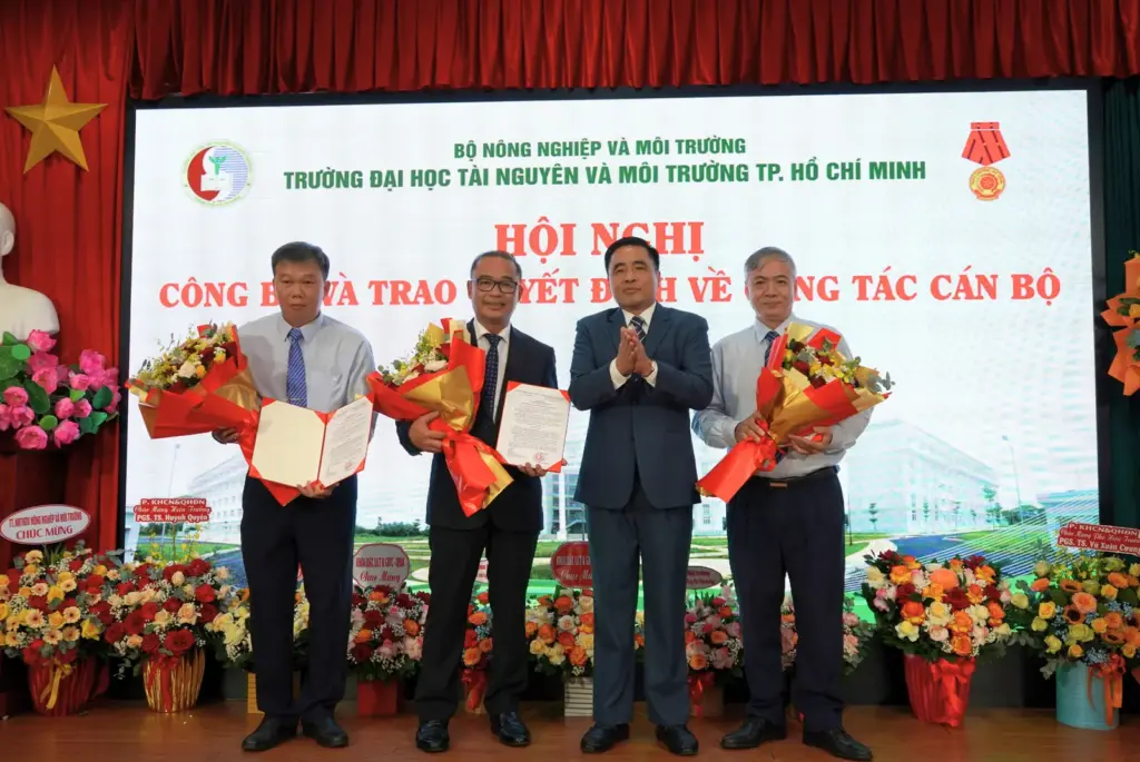 Thứ trưởng Nguyễn Quốc Trị trao Quyết định bổ nhiệm Hiệu trưởng và kiện toàn Ban giám hiệuTrường Đại học Tài nguyên và Môi trường TP.HCM