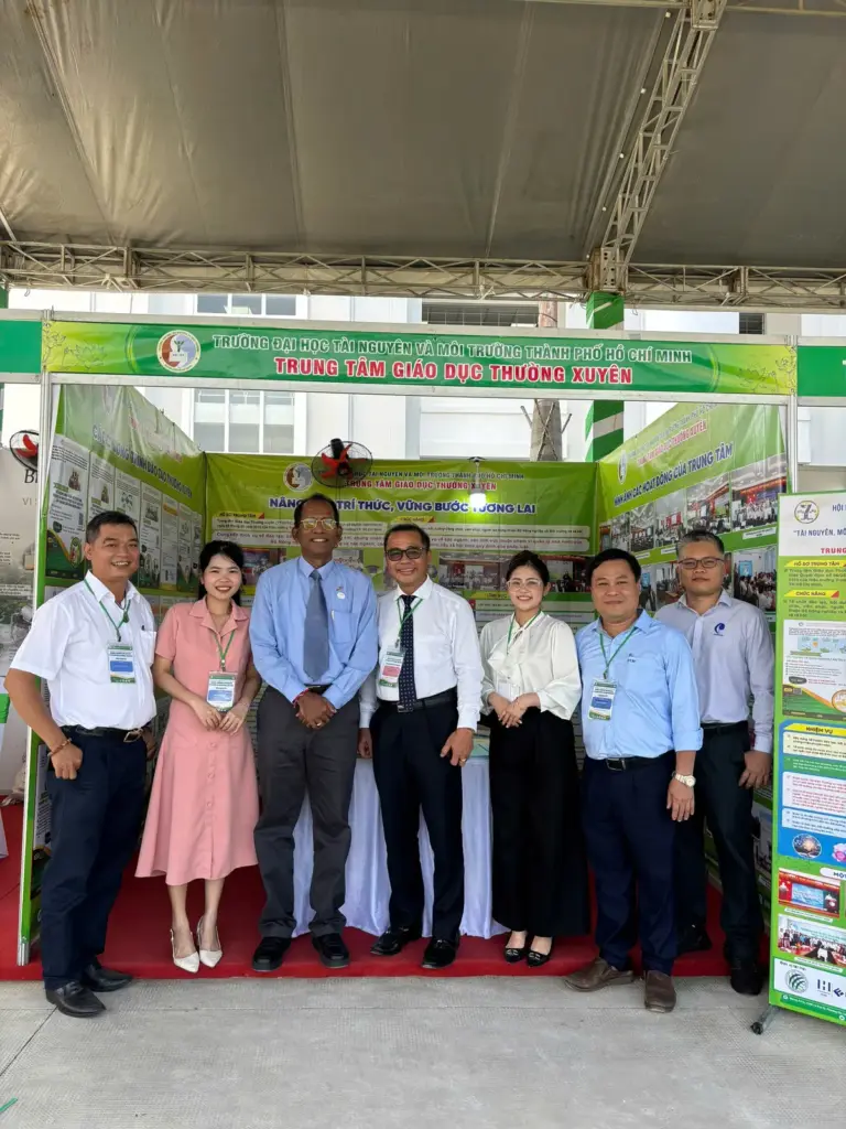 Gian hàng Trung tâm GDTX “cháy khách” tại Hội nghị Khoa học & Công nghệ lần VII – HCMUNRE!