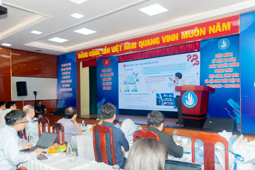 Sinh viên Việt Nam tiên phong khai phá tài nguyên chiến lược