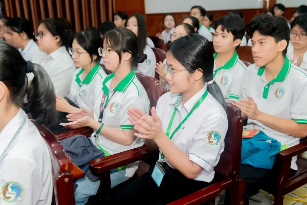 Sinh viên Việt Nam tiên phong khai phá tài nguyên chiến lược