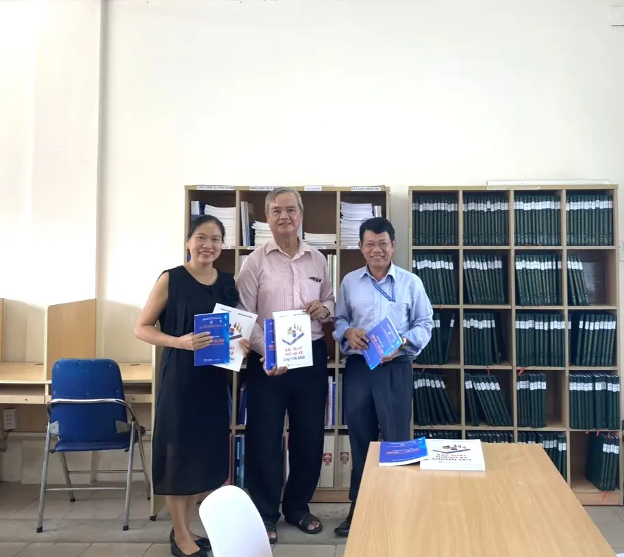 Tiếp nhận sách tặng từ TS Dương Tôn Đảm