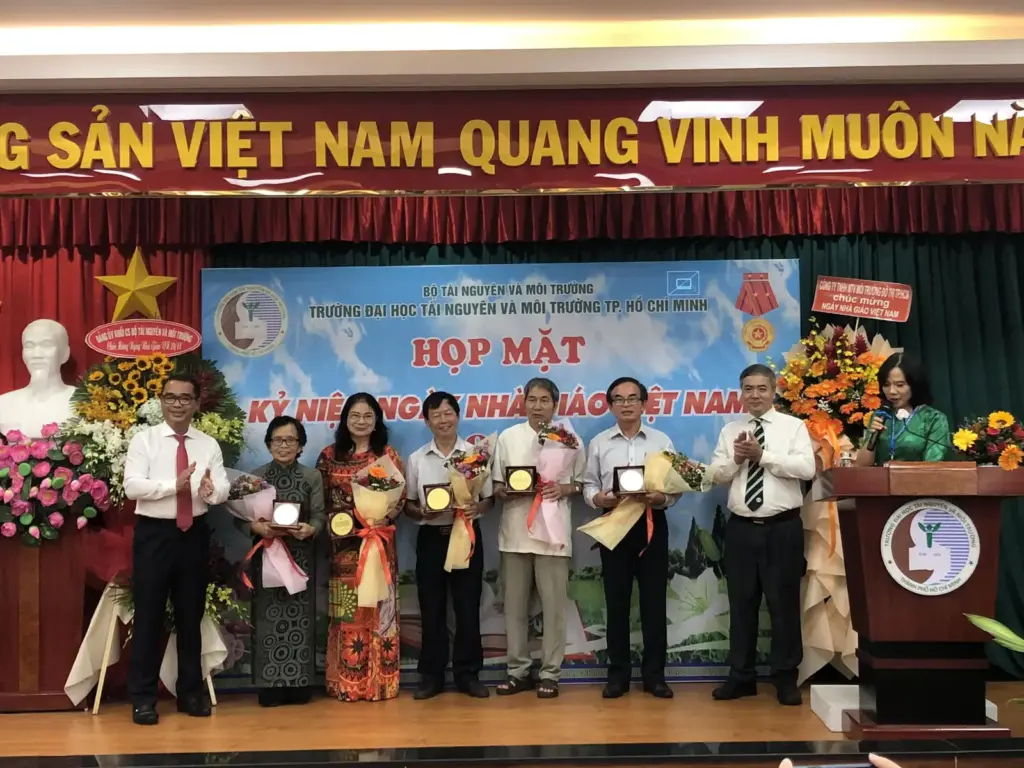 CHÀO MỪNG NGÀY NHÀ GIÁO VIỆT NAM!