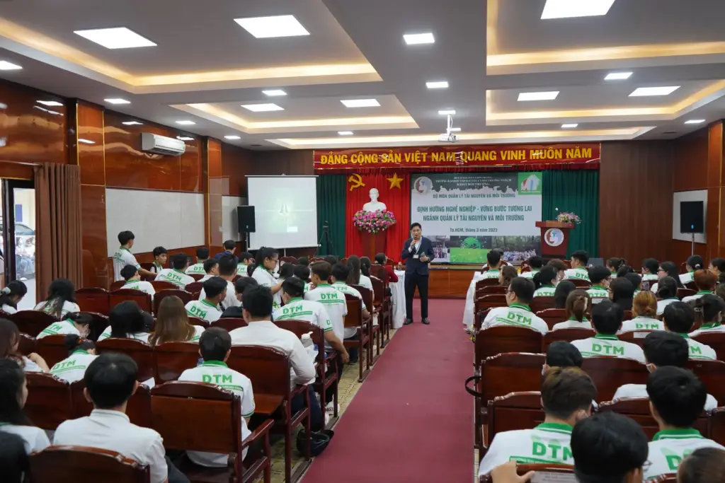 Hội thảo “Định hướng nghề nghiệp - Vững bước tương lai ngành Quản lý Tài nguyên và Môi trường”