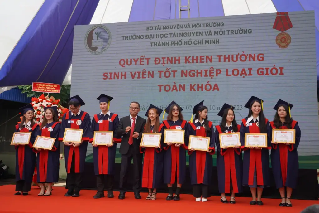 Lễ trao bằng tốt nghiệp cho Tân Cử nhân, Tân Kỹ sư đợt 2, năm học 2022-2023