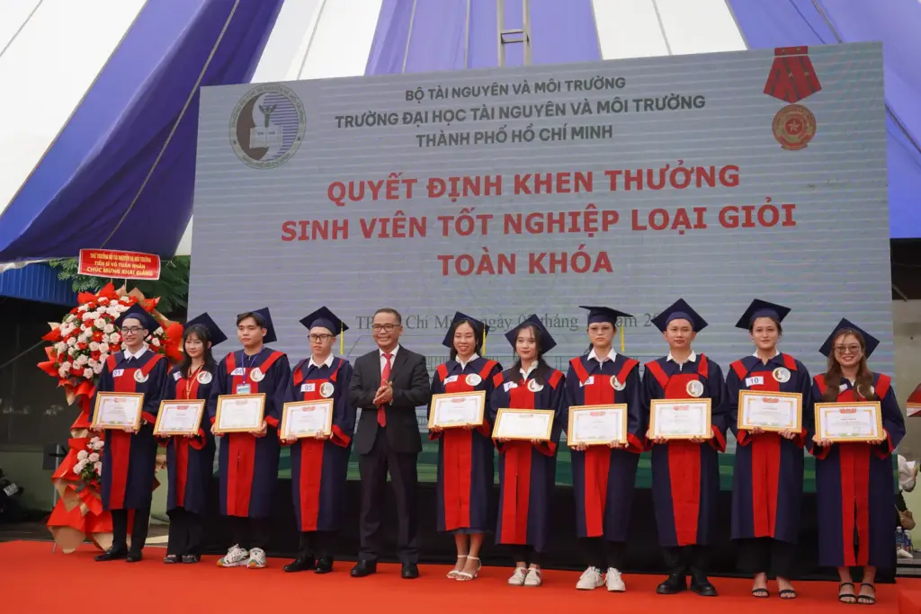 Lễ trao bằng tốt nghiệp cho Tân Cử nhân, Tân Kỹ sư đợt 2, năm học 2022-2023