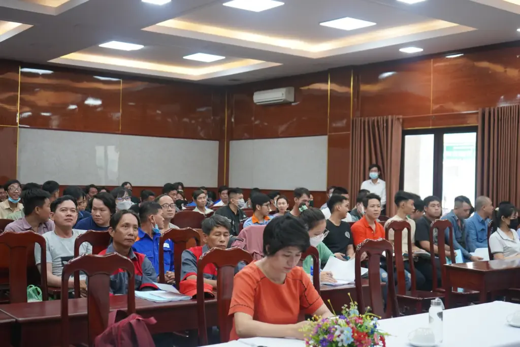 Có thể là hình ảnh về 2 người, cái bục và văn bản cho biết 'FTNAM QUANG VINH MUÔN NĂM TRUNG TA TRƯỜNG GIÁO DUC THƯƠNG XUYEN NGUYÊN MԔI TRƯỜNG TRUNG TÂM QUAN KHAI GIẢNG KHÓA ĐÀO TẠO BỒI DƯỜNG NGHIỆP Vu