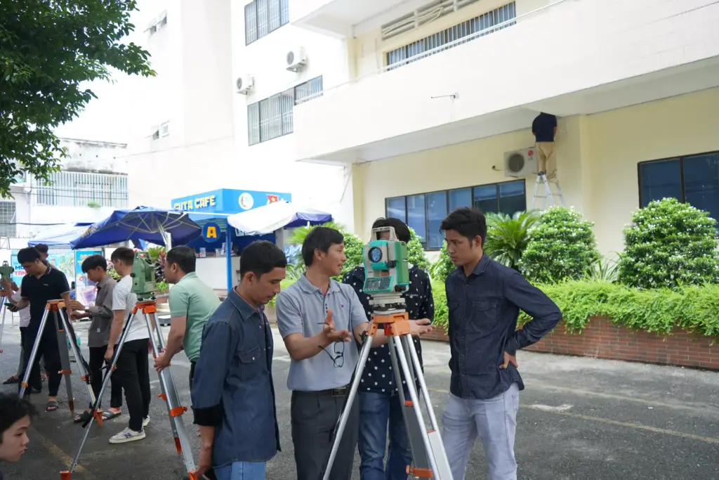 [PIC] Học viên Lớp sơ cấp nghề bậc 1 chuyên ngành Trắc địa trong giờ thực hành