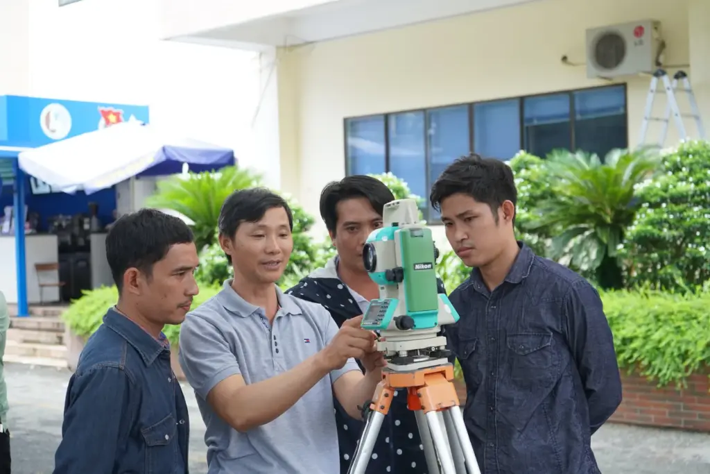 [PIC] Học viên Lớp sơ cấp nghề bậc 1 chuyên ngành Trắc địa trong giờ thực hành
