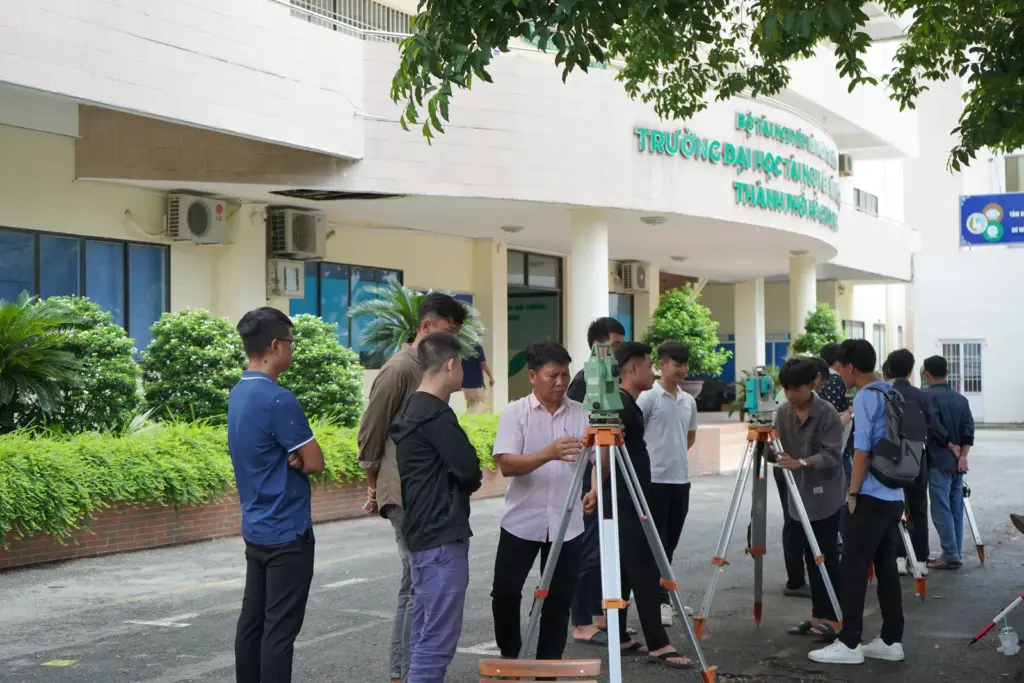 [PIC] Học viên Lớp sơ cấp nghề bậc 1 chuyên ngành Trắc địa trong giờ thực hành