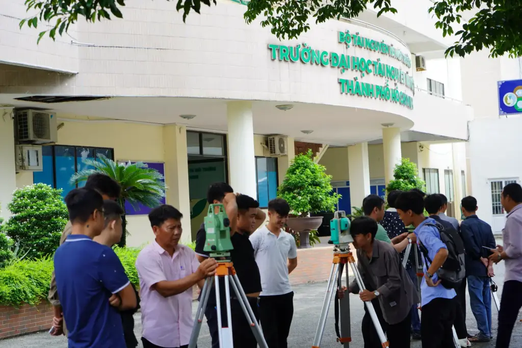 [PIC] Học viên Lớp sơ cấp nghề bậc 1 chuyên ngành Trắc địa trong giờ thực hành