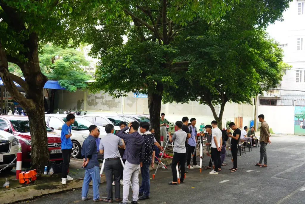 [PIC] Học viên Lớp sơ cấp nghề bậc 1 chuyên ngành Trắc địa trong giờ thực hành