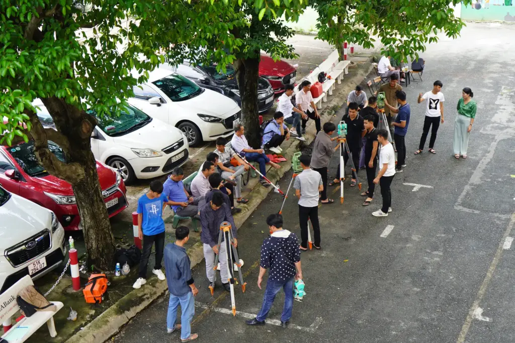[PIC] Học viên Lớp sơ cấp nghề bậc 1 chuyên ngành Trắc địa trong giờ thực hành