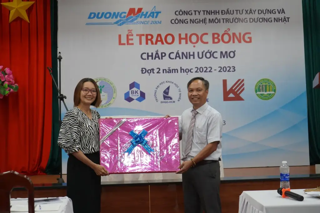 Buổi thảo luận và trao đổi chuyên môn giữa Khoa QLĐĐ - Trường ĐH Tài nguyên và Môi trường TP.HCM với Khoa Môi trường và Tài nguyên thiên nhiên - Trường ĐH Cần Thơ
