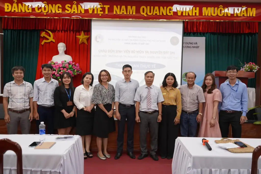 Buổi thảo luận và trao đổi chuyên môn giữa Khoa QLĐĐ - Trường ĐH Tài nguyên và Môi trường TP.HCM với Khoa Môi trường và Tài nguyên thiên nhiên - Trường ĐH Cần Thơ
