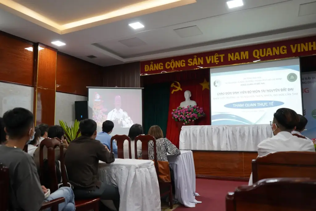 Buổi thảo luận và trao đổi chuyên môn giữa Khoa QLĐĐ - Trường ĐH Tài nguyên và Môi trường TP.HCM với Khoa Môi trường và Tài nguyên thiên nhiên - Trường ĐH Cần Thơ