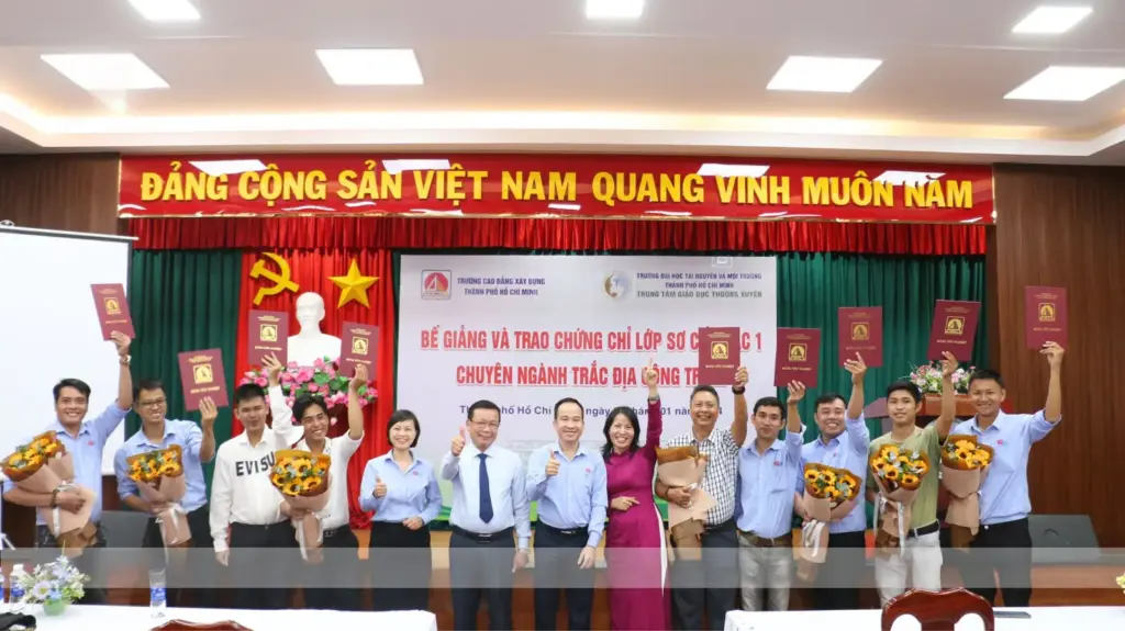Lễ Bế giảng và Trao chứng chỉ lớp sơ cấp nghề bậc 1 nghề Trắc địa Công trình