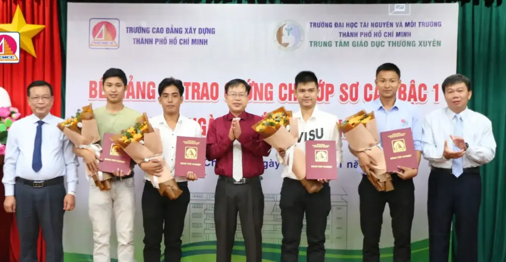 Lễ Bế giảng và Trao chứng chỉ lớp sơ cấp nghề bậc 1 nghề Trắc địa Công trình