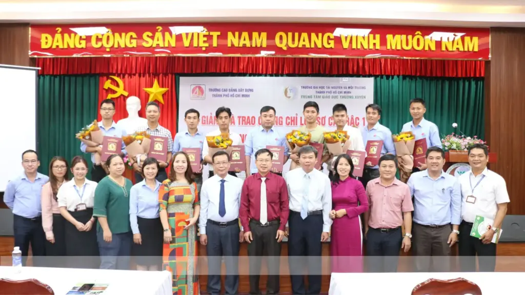 Lễ Bế giảng và Trao chứng chỉ lớp sơ cấp nghề bậc 1 nghề Trắc địa Công trình