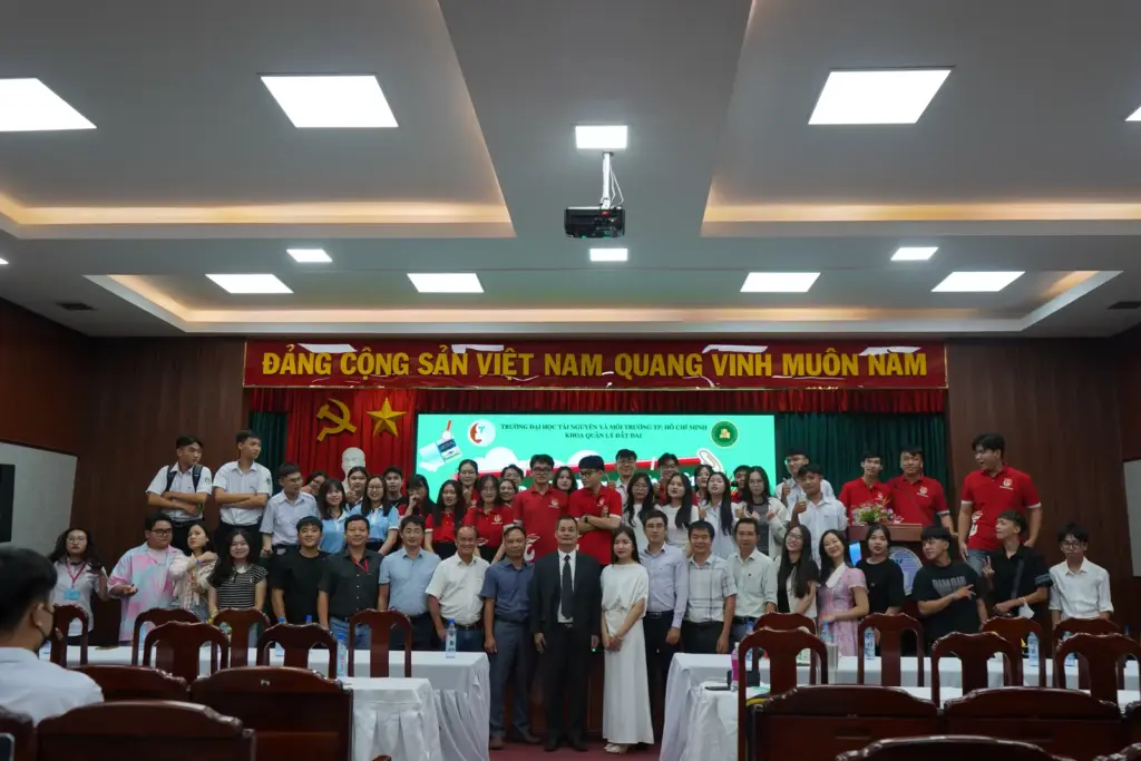 Chào đón Tân sinh viên Khoa Quản lý Đất đai: Tri thức kinh nghiệm chắp cánh những ước mơ
