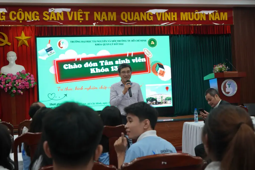 Chào đón Tân sinh viên Khoa Quản lý Đất đai: Tri thức kinh nghiệm chắp cánh những ước mơ