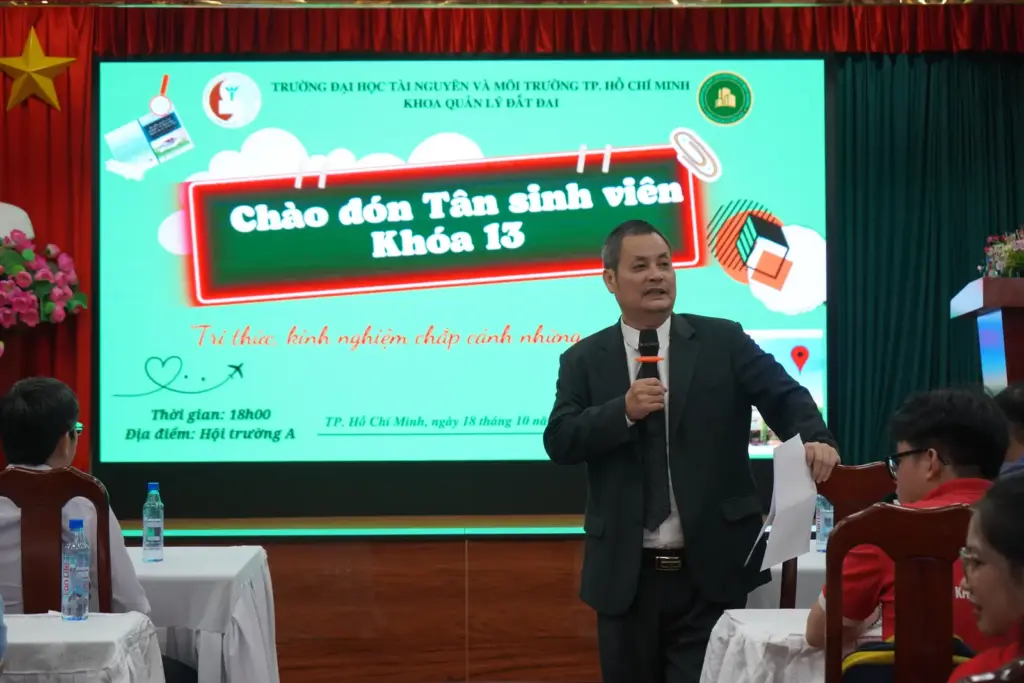 Chào đón Tân sinh viên Khoa Quản lý Đất đai: Tri thức kinh nghiệm chắp cánh những ước mơ