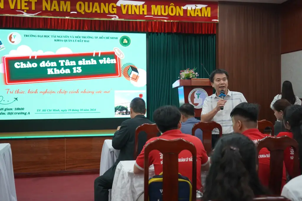 Chào đón Tân sinh viên Khoa Quản lý Đất đai: Tri thức kinh nghiệm chắp cánh những ước mơ