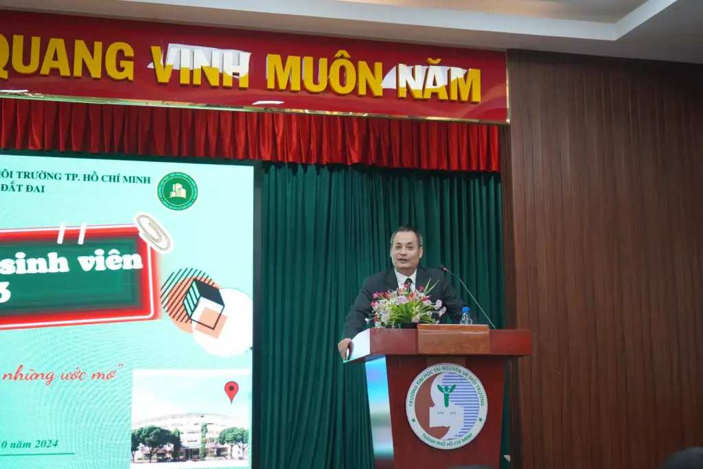 Chào đón Tân sinh viên Khoa Quản lý Đất đai: Tri thức kinh nghiệm chắp cánh những ước mơ