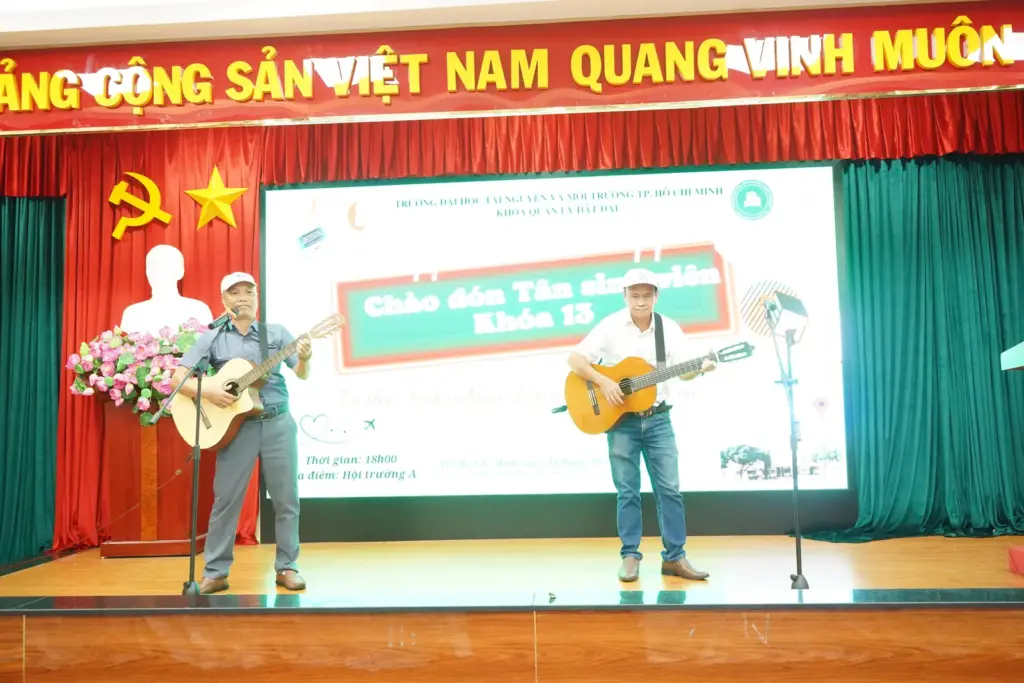 Chào đón Tân sinh viên Khoa Quản lý Đất đai: Tri thức kinh nghiệm chắp cánh những ước mơ