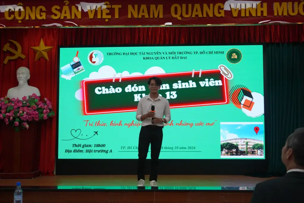 Chào đón Tân sinh viên Khoa Quản lý Đất đai: Tri thức kinh nghiệm chắp cánh những ước mơ