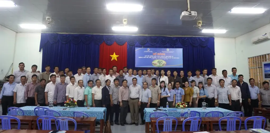 Lớp Bồi dưỡng kiến thức Quản lý nhà nước về Quản lý Đất đai, Môi trường và Tài nguyên nước ở cấp Xã