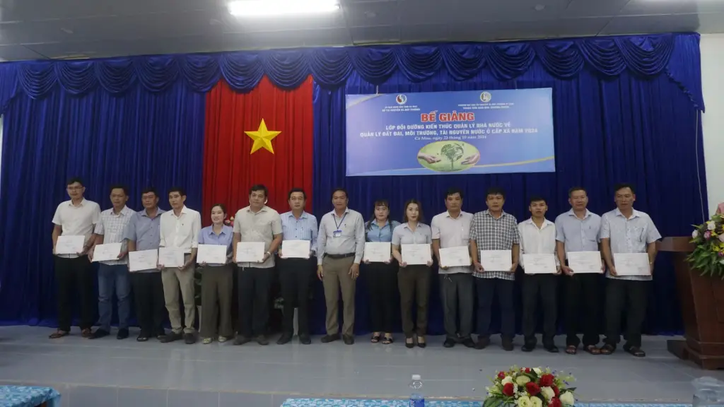 Lớp Bồi dưỡng kiến thức Quản lý nhà nước về Quản lý Đất đai, Môi trường và Tài nguyên nước ở cấp Xã
