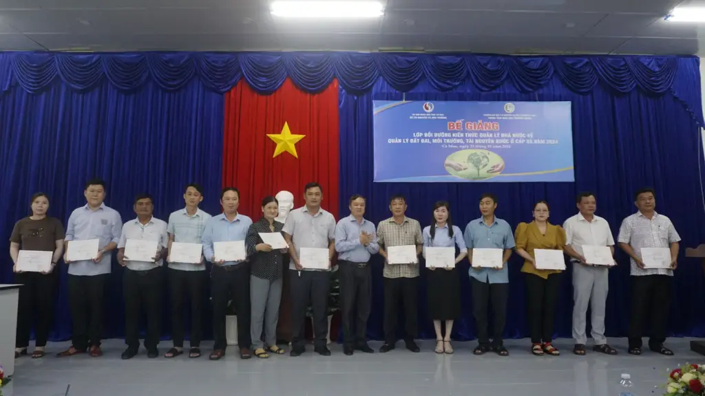 Lớp Bồi dưỡng kiến thức Quản lý nhà nước về Quản lý Đất đai, Môi trường và Tài nguyên nước ở cấp Xã