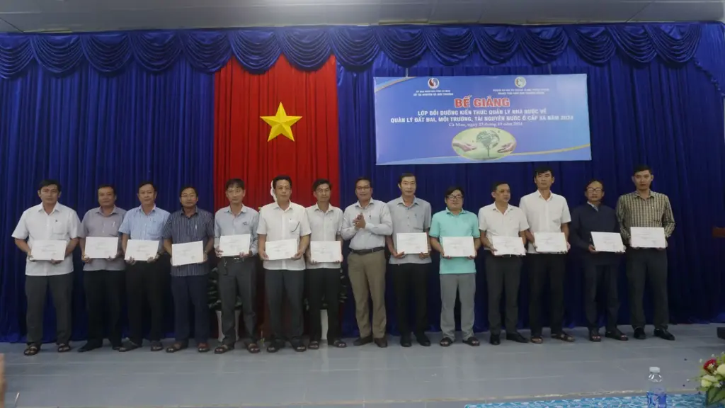 Lớp Bồi dưỡng kiến thức Quản lý nhà nước về Quản lý Đất đai, Môi trường và Tài nguyên nước ở cấp Xã