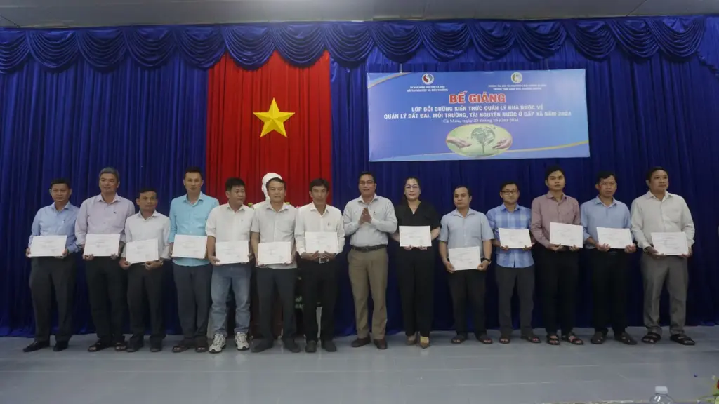 Lớp Bồi dưỡng kiến thức Quản lý nhà nước về Quản lý Đất đai, Môi trường và Tài nguyên nước ở cấp Xã