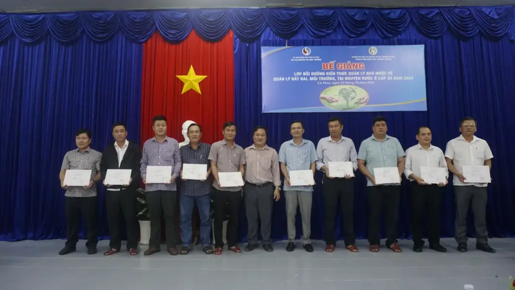 Lớp Bồi dưỡng kiến thức Quản lý nhà nước về Quản lý Đất đai, Môi trường và Tài nguyên nước ở cấp Xã