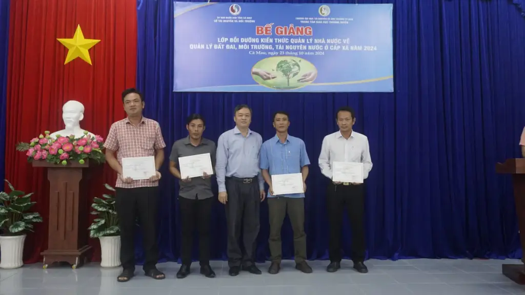 Lớp Bồi dưỡng kiến thức Quản lý nhà nước về Quản lý Đất đai, Môi trường và Tài nguyên nước ở cấp Xã