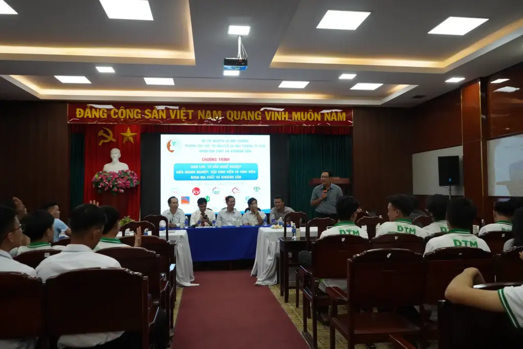Chào mừng Tân sinh viên khóa 2024 của Khoa Địa chất và Khoáng sản