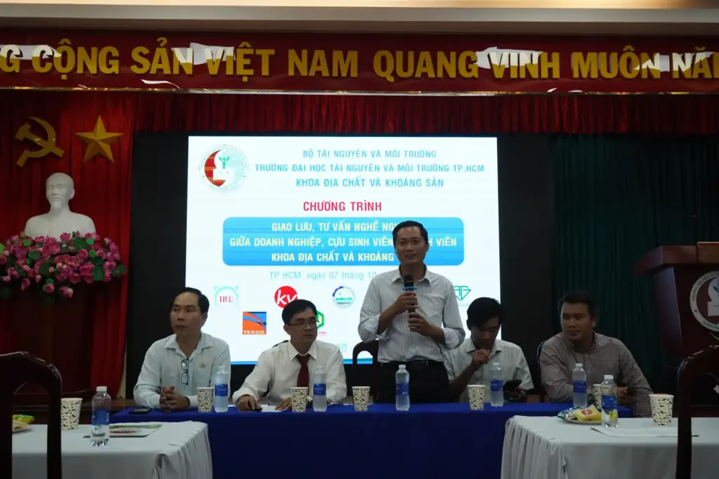 Chào mừng Tân sinh viên khóa 2024 của Khoa Địa chất và Khoáng sản