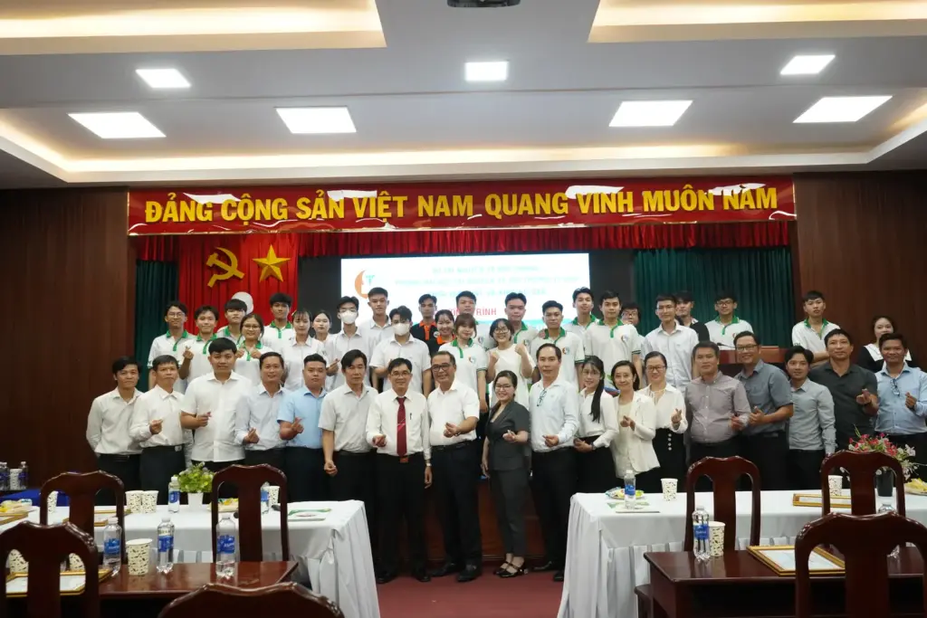 Chào mừng Tân sinh viên khóa 2024 của Khoa Địa chất và Khoáng sản