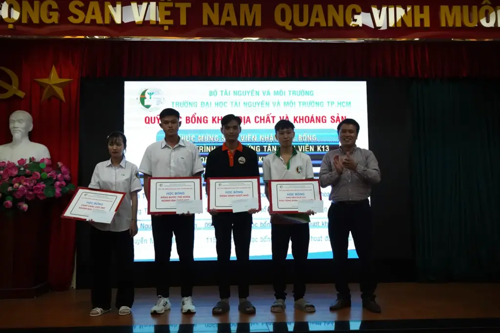 Trao học bổng cho sinh viên Khoa Địa chất và Khoáng sản
