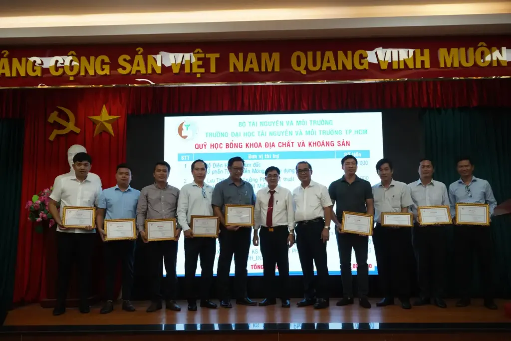 Trao học bổng cho sinh viên Khoa Địa chất và Khoáng sản