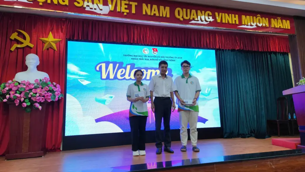 Gặp gỡ Tân sinh viên khoá 13 Khoa Trắc địa, Bản đồ và Công trình