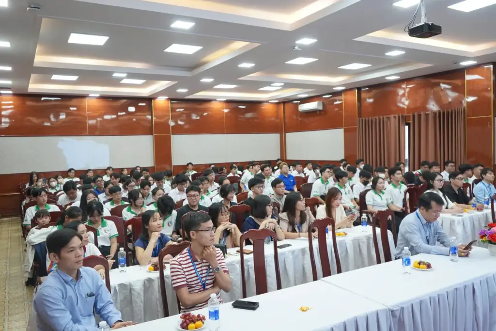 Gặp gỡ Tân sinh viên khoá 13 Khoa Trắc địa, Bản đồ và Công trình