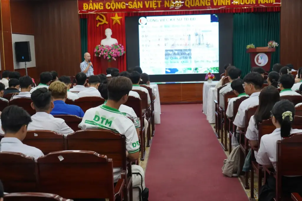 Gặp gỡ Tân sinh viên khoá 13 Khoa Trắc địa, Bản đồ và Công trình