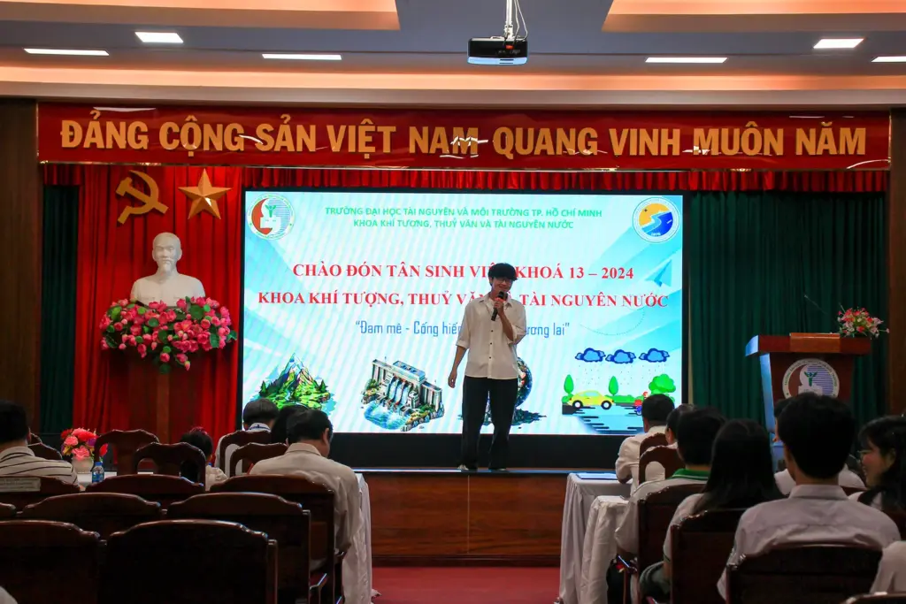 Chương trình Gặp mặt sinh viên đầu khóa năm 2024 của Khoa Khí tượng Thủy văn và Tài nguyên nước
