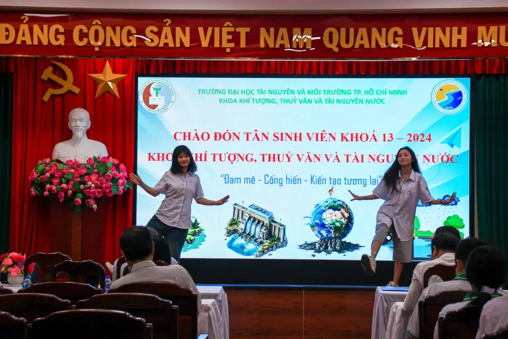Chương trình Gặp mặt sinh viên đầu khóa năm 2024 của Khoa Khí tượng Thủy văn và Tài nguyên nước