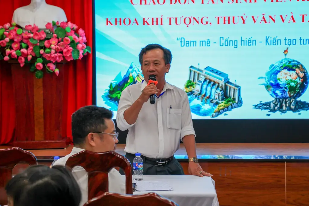 Chương trình Gặp mặt sinh viên đầu khóa năm 2024 của Khoa Khí tượng Thủy văn và Tài nguyên nước